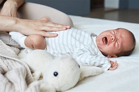 kūdikis su pūstuku pilvuku