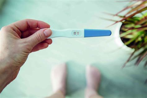 iliustracija, kaip atlikti nėštumo testą su šlapimo pavyzdžiu