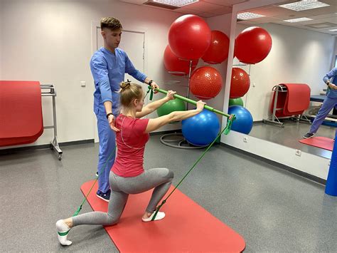 Kineziterapeutas dirba su kūdikiu