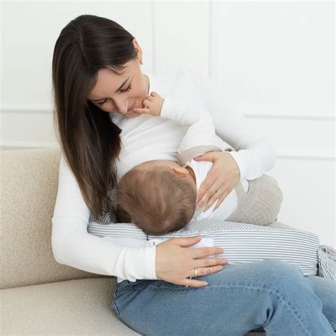 Kūdikis, žindantis krūtį