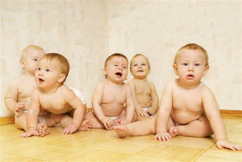 Kūdikis atlieka pratimus ant pilvo