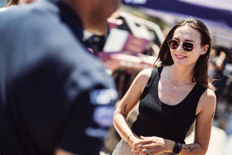Emilija Gelažninkienė prie motociklo