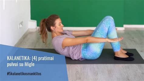 Motina daro pratimus pilvo raumenims