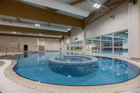 Baseino interjeras su vandens telkiniais