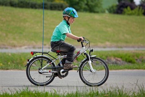 vaikas ant BMX dviračio atlieka triuką