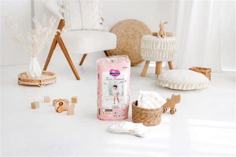 kūdikis dėvintis užmaunamas sauskelnes