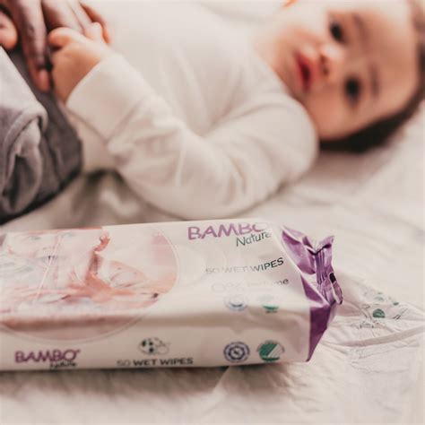 Kūdikis su sauskelnėmis ir drėgnomis servetėlėmis