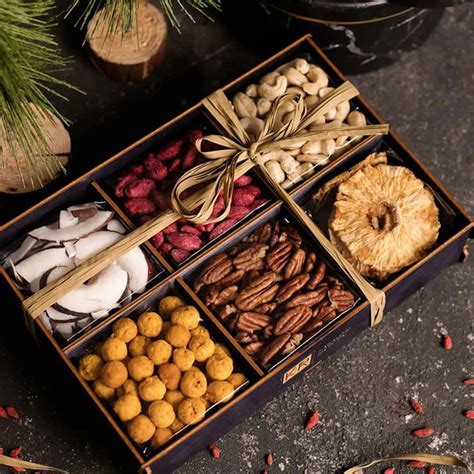 Valgomos dovanos, pvz., gurmaniškų produktų ar desertų rinkiniai
