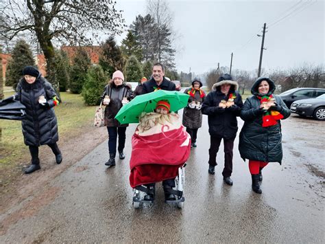 Senelių globos namų gyventojai daržo talkoje