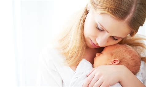 mama su kūdikiu ant rankų
