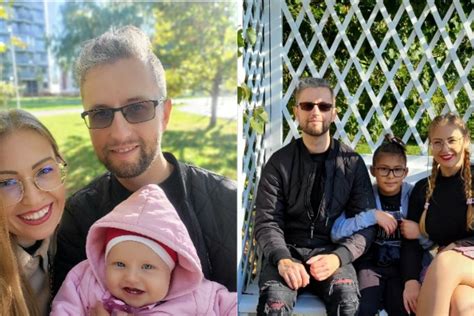 Nuotrauka, vaizduojanti laimingą šeimą, įvaikinusią vaiką