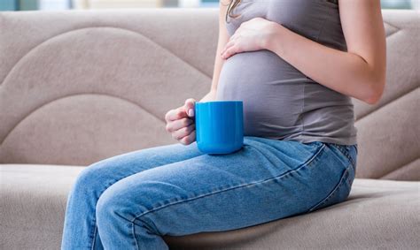 Nėščia moteris geriantis arbatą