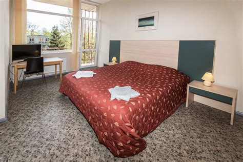 Erdvus standartinis viešbučio numeris su balkonu