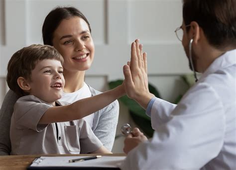 Nuotrauka, kurioje šeimos gydytojas konsultuoja pacientą