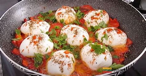 Kepti virti kiaušiniai su daržovėmis