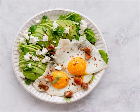 Keptų kiaušinių su daržovėmis patiekalas