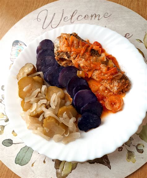 Keptų kiaušinių su daržovėmis ir prieskoniais patiekalas