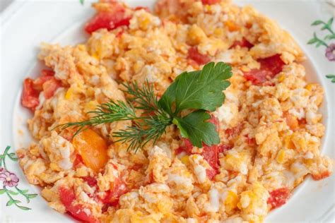 Keptų kiaušinių su daržovėmis ir pomidorais patiekalas