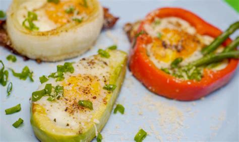 Keptų kiaušinių ir daržovių patiekalas