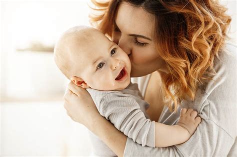 Laiminga mama su kūdikiu lauke