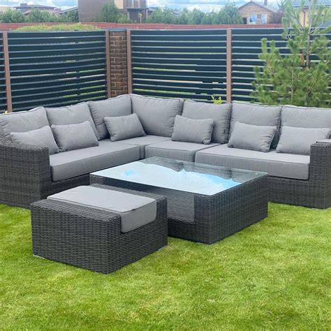 Skirtingi lauko baldų komplektai