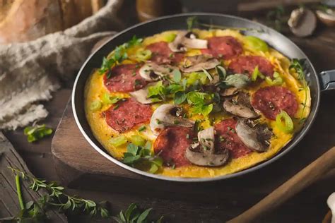 Omletas su dešra ir pievagrybiais