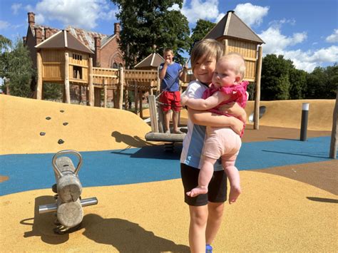 Moters, prižiūrinčios vaiką žaidimų aikštelėje