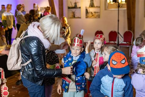 Vaikai muzikuoja ir vaidina scenoje