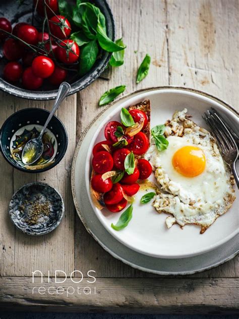 keptas kiaušinis su feta ir pomidorais lėkštėje