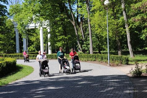 moterys su kūdikiais parke