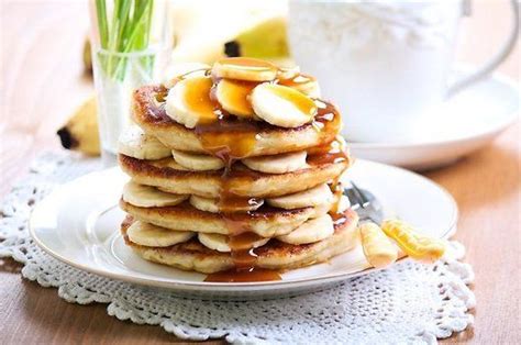 Bananų ir kiaušinių tešla blyno keptuvėje