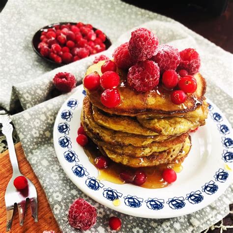 Paruošti blynai su bananais ir uogomis