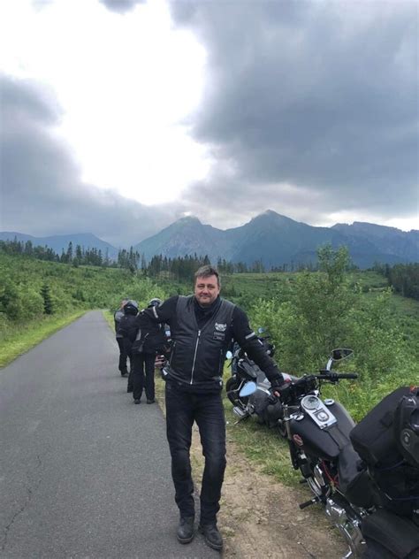 Vyras, verkiantis gamtoje