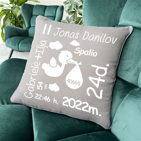 Pavyzdys dekoratyvinės pagalvėlės su gimimo metrikais