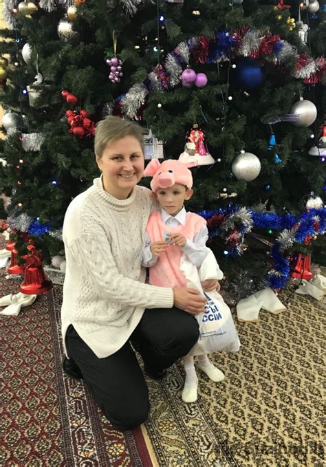 Moteris, prižiūrinti mažą vaiką