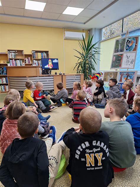 Mokytojai, vedantys edukacinį užsiėmimą su vaikais