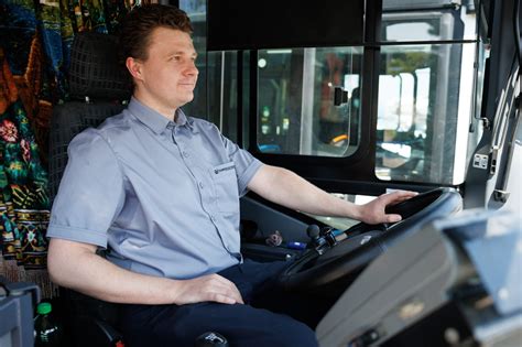 Vairuotojas su vaikais autobuse