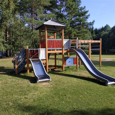 Vaikai žaidžia ant saugios ir sertifikuotos žaidimų aikštelės