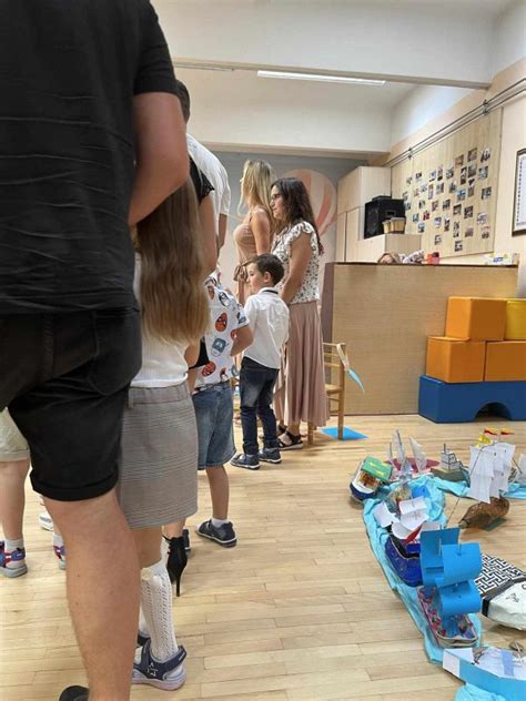 Vaikai tapo šeimos narius rankytėmis