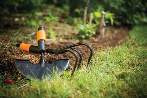 Vaikai su daržo įrankiais