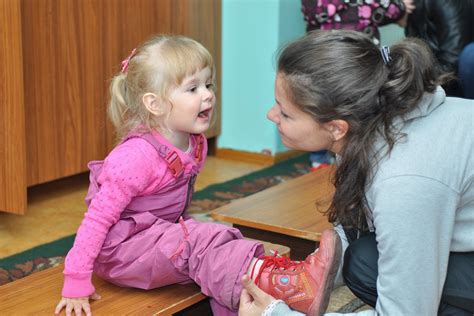 Tėvai ir auklėtojai bendrauja darželio aplinkoje