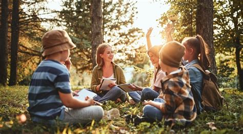 vaikai su kuprinėmis eina į mokyklą