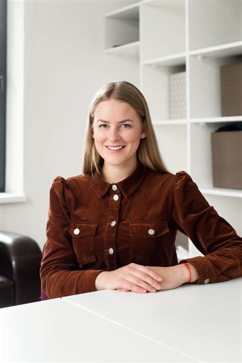 Mokytoja veda muzikos pamoką darželyje