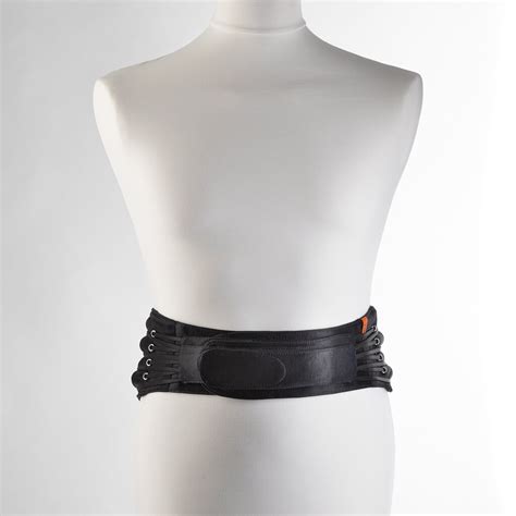 Moters siluetas su elastiniu diržu, parodančiu atramą pilvui ir nugarai