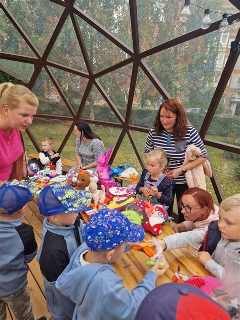 vaikai su tėvais darželio išleistuvėse