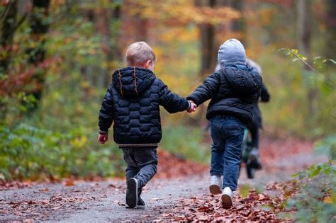 vaikai tiria gyvūnų pėdsakus miške