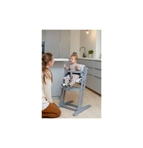 medinė maitinimo kėdutė su vaiku prie stalo