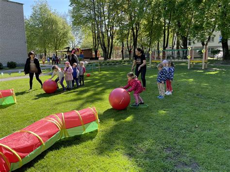 Vaikų darželis Vokietijoje su veja apželdinta rampa