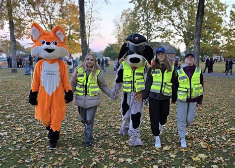 Vaikai bendrauja su policijos pareigūne ir šunimi