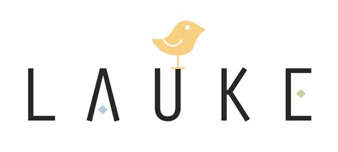 Vaikų darželis su vaikais žaidžiančiais lauke